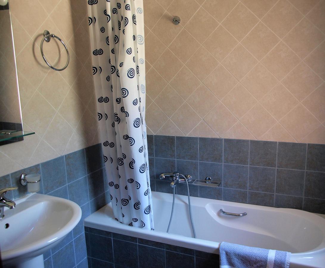 Hotel Theasi Диакопто Екстериор снимка