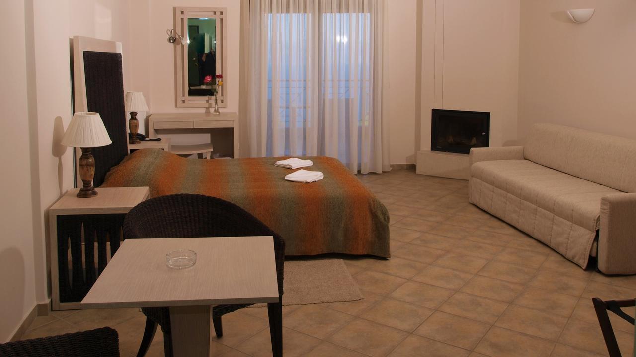 Hotel Theasi Диакопто Екстериор снимка